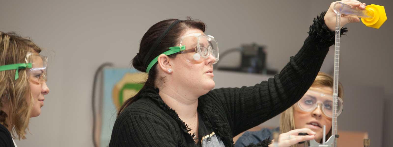 学生戴着护目镜做化学实验